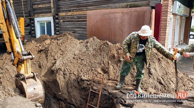 Депутат Кинешемской думы Костров лично устраняет аварию на водопроводе в центре города фото 4