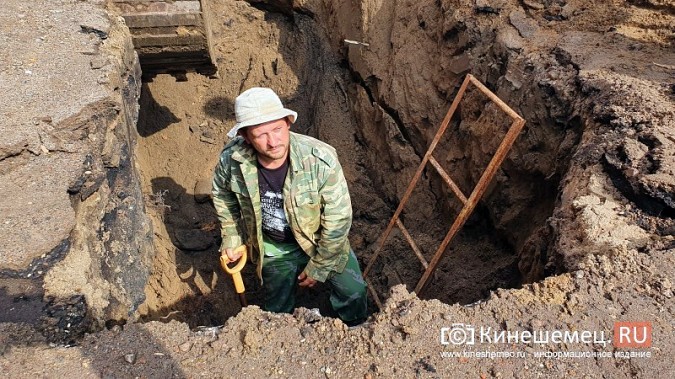Депутат Кинешемской думы Костров лично устраняет аварию на водопроводе в центре города фото 7