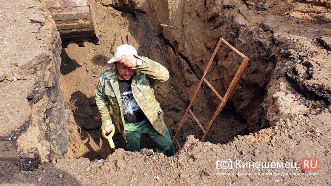 Депутат Кинешемской думы Костров лично устраняет аварию на водопроводе в центре города фото 6