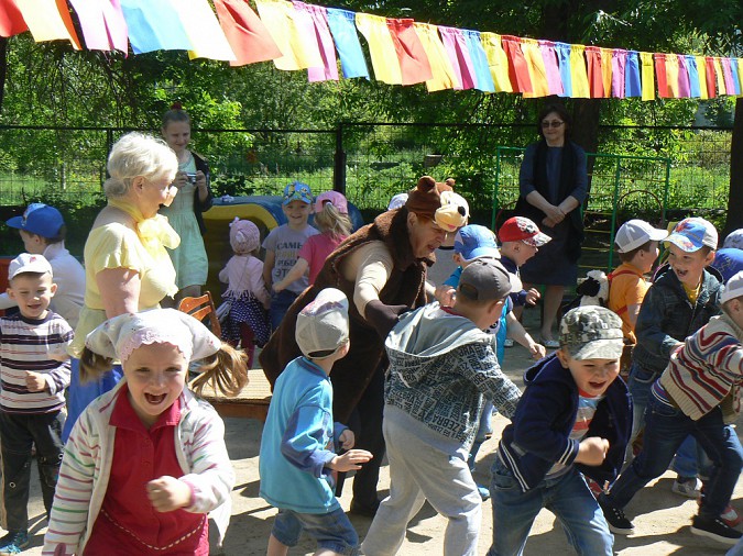 Пенсионеры устроили праздник для детей в Кинешме фото 7