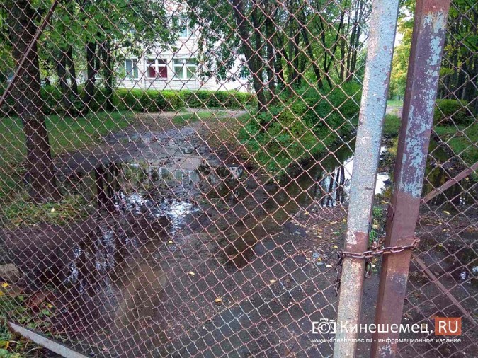 На «Чкаловском» вода из прорвавшейся теплотрассы заливает детский сад и школу фото 7