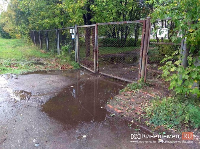 На «Чкаловском» вода из прорвавшейся теплотрассы заливает детский сад и школу фото 2