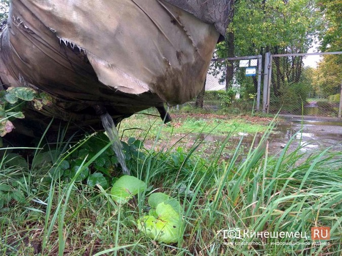 На «Чкаловском» вода из прорвавшейся теплотрассы заливает детский сад и школу фото 6