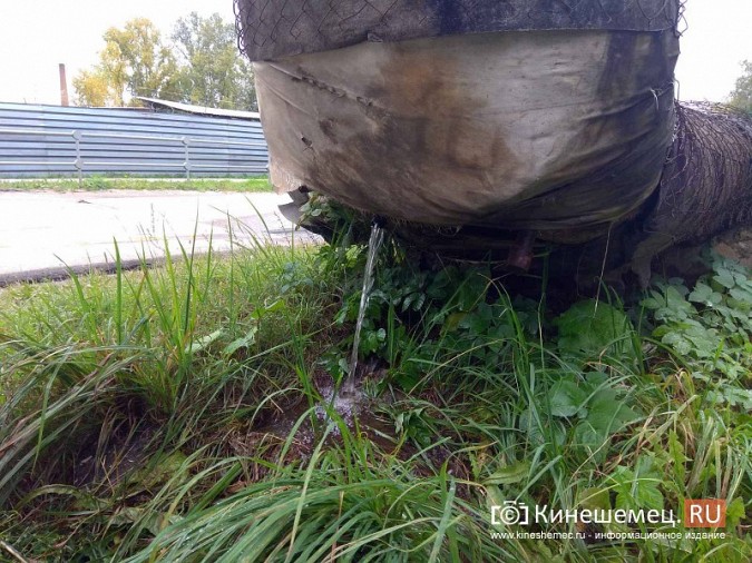На «Чкаловском» вода из прорвавшейся теплотрассы заливает детский сад и школу фото 4