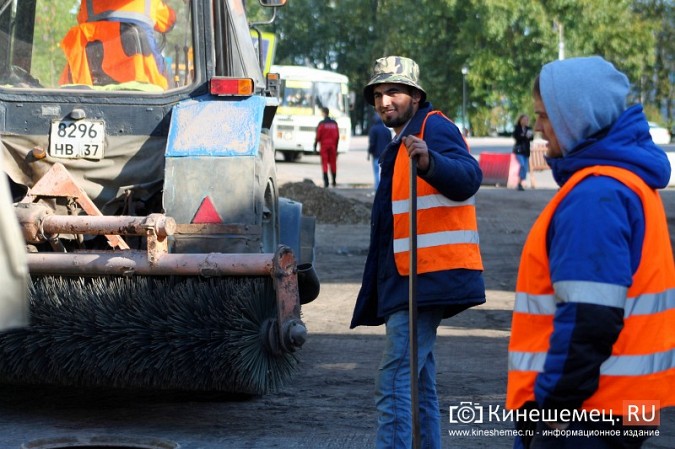 На улице Комсомольской приступили к ремонту колодцев и тротуаров фото 5