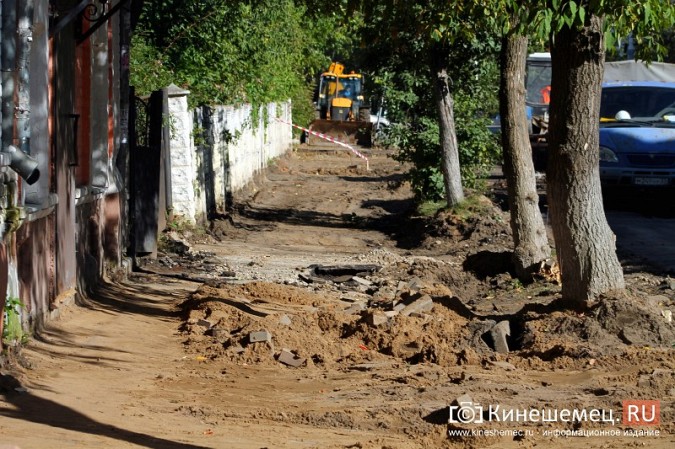 На улице Комсомольской приступили к ремонту колодцев и тротуаров фото 9