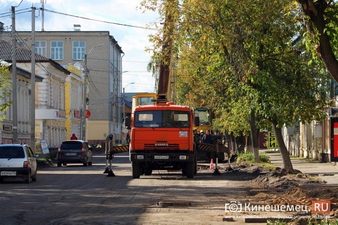 На улице Комсомольской приступили к ремонту колодцев и тротуаров фото 7