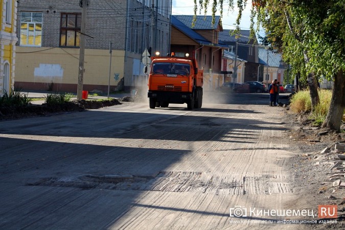 На улице Комсомольской приступили к ремонту колодцев и тротуаров фото 12