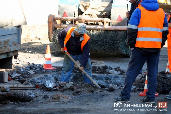 На улице Комсомольской приступили к ремонту колодцев и тротуаров фото 6