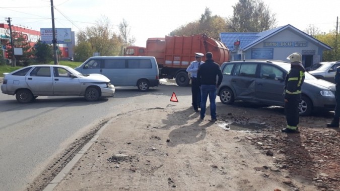 На улице 50-летия Комсомола «Фольксваген» врезался в «ВАЗ-21120» фото 2