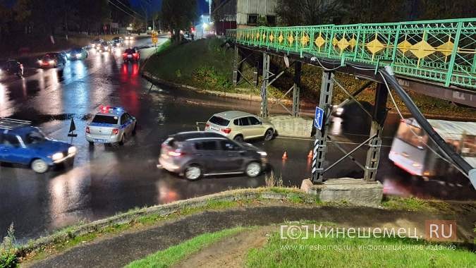 Водитель BMW протаранил опору моста на Калинина фото 4