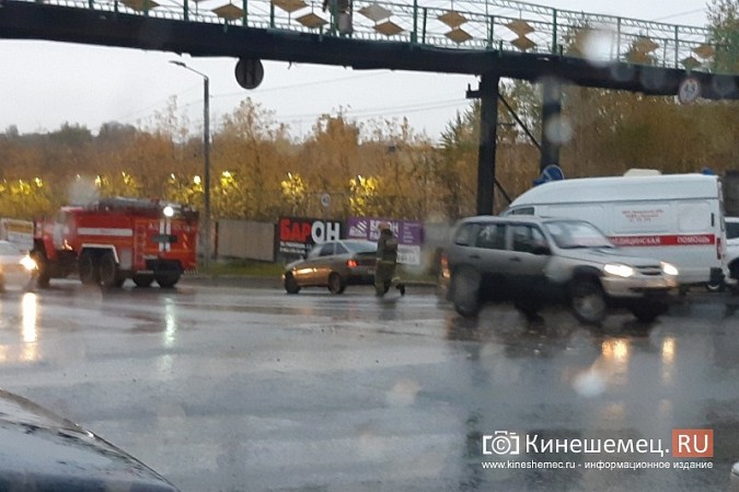 Водитель BMW протаранил опору моста на Калинина фото 7