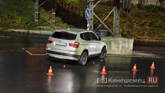 Водитель BMW протаранил опору моста на Калинина фото 3