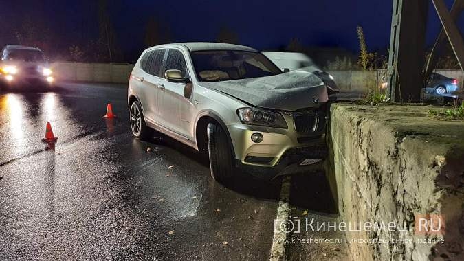 Водитель BMW протаранил опору моста на Калинина фото 5