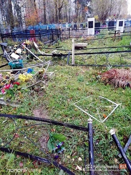 В Кинешме на кладбище «Затенки» лихач на авто переломал несколько памятников и оград фото 6