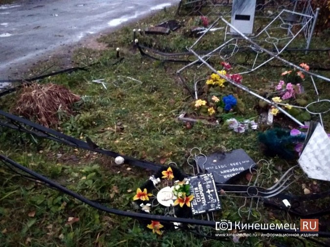 В Кинешме на кладбище «Затенки» лихач на авто переломал несколько памятников и оград фото 4