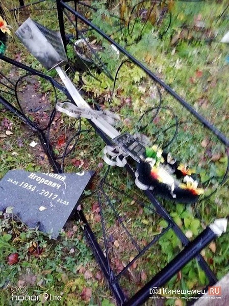 В Кинешме на кладбище «Затенки» лихач на авто переломал несколько памятников и оград фото 7