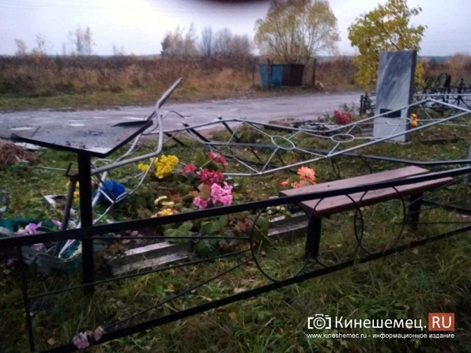 В Кинешме на кладбище «Затенки» лихач на авто переломал несколько памятников и оград фото 5
