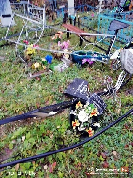 В Кинешме на кладбище «Затенки» лихач на авто переломал несколько памятников и оград фото 8