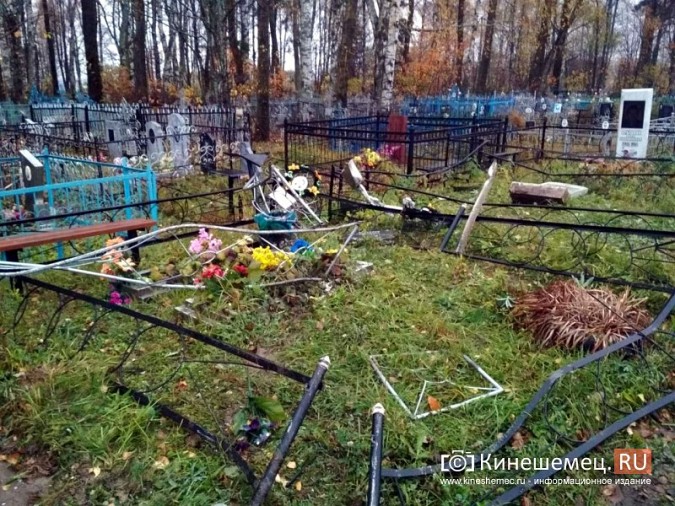 В Кинешме на кладбище «Затенки» лихач на авто переломал несколько памятников и оград фото 2