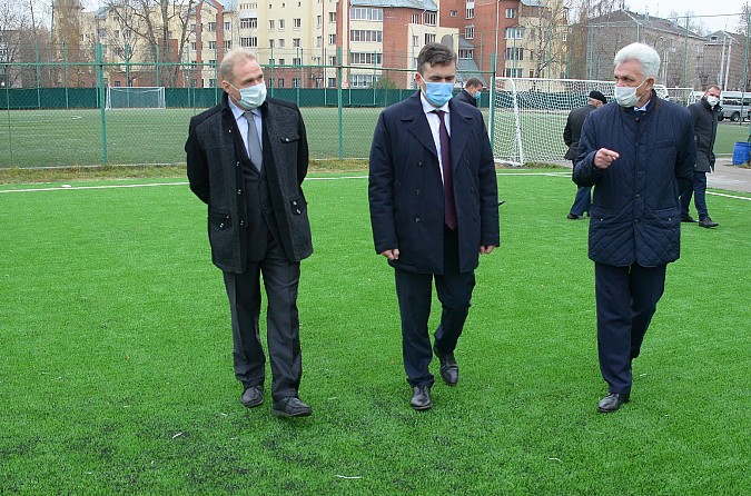 В Иванове уложено новое футбольное поле, в Кинешме - разваливается старое фото 5