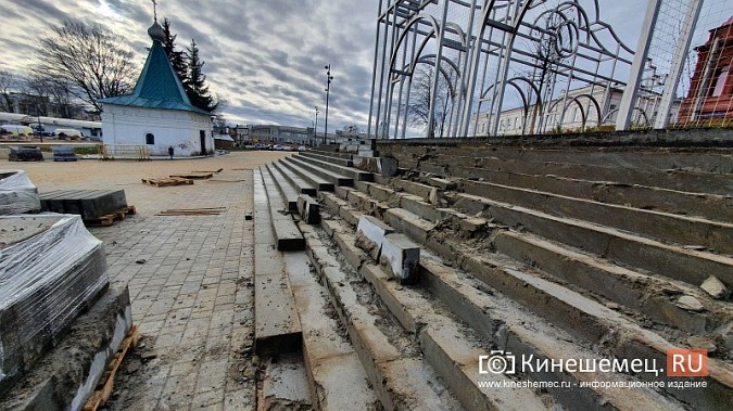 В Кинешме меняют некачественные ступени 119-метровой лестницы у нового павильона-сада фото 2