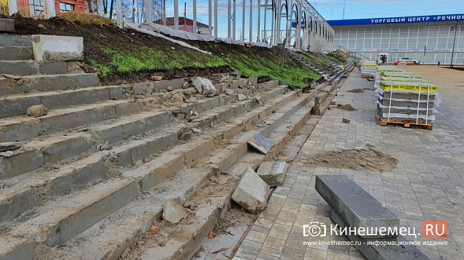 В Кинешме меняют некачественные ступени 119-метровой лестницы у нового павильона-сада фото 5