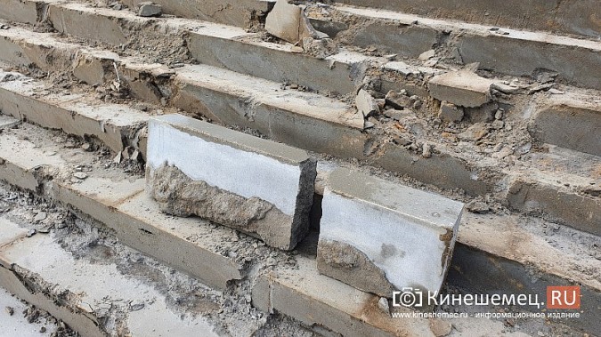 В Кинешме меняют некачественные ступени 119-метровой лестницы у нового павильона-сада фото 3