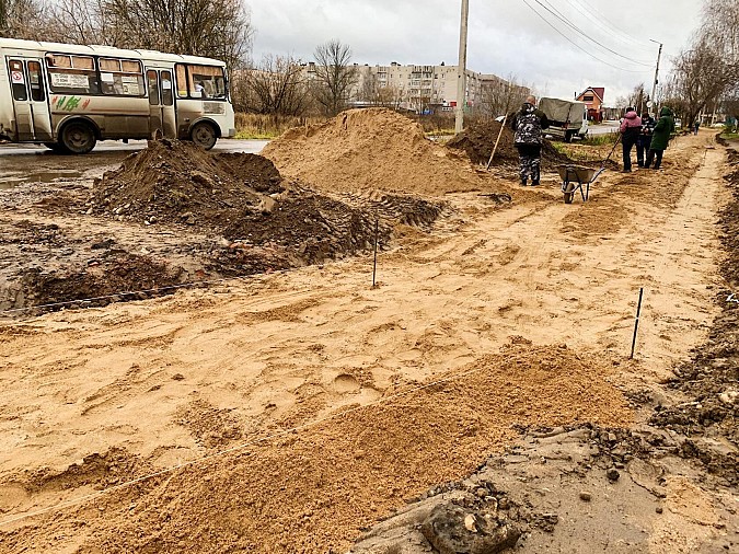Михаил Батин с рабочим визитом посетил строительство тротуара на ул.Наволокской фото 2