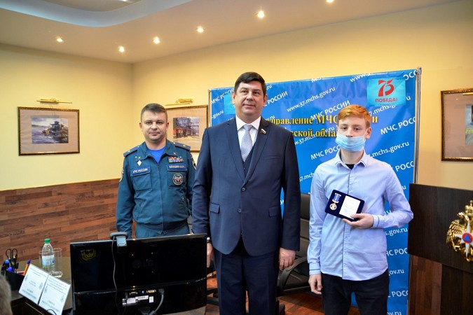 В Ивановской области наградили парня, спасшего на пожаре сестру фото 3