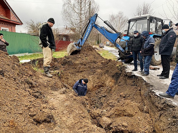 Председатель Кинешемской думы Михаил Батин принял участие в восстановлении водопровода фото 3