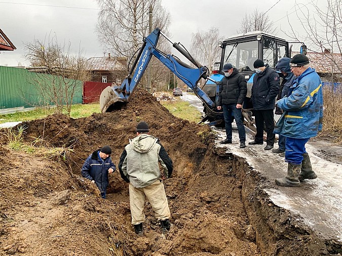 Председатель Кинешемской думы Михаил Батин принял участие в восстановлении водопровода фото 4