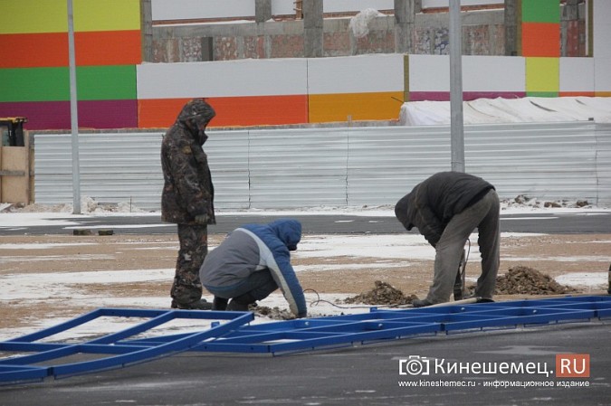 Переживет ли зиму уложенное в ненастье покрытие мини-стадиона на ул.Гагарина? фото 12