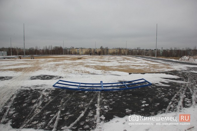 Переживет ли зиму уложенное в ненастье покрытие мини-стадиона на ул.Гагарина? фото 3