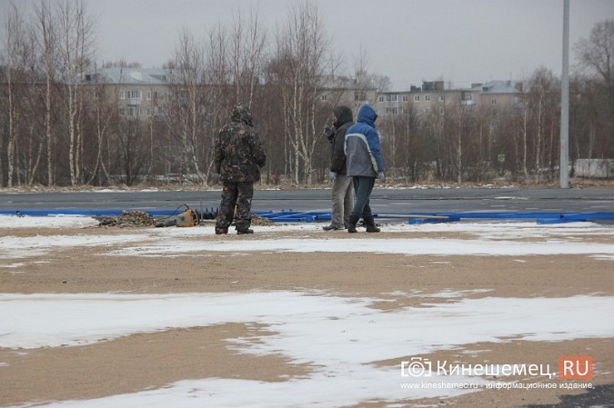 Переживет ли зиму уложенное в ненастье покрытие мини-стадиона на ул.Гагарина? фото 6