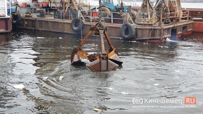 В Кинешме со дна Волги достают остатки сгоревшего в 2019 году дебаркадера фото 5