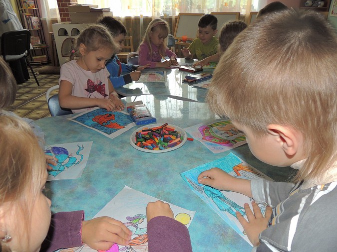 Дошкольники в Кинешме подбирали иллюстрации в сказкам Пушкина фото 7