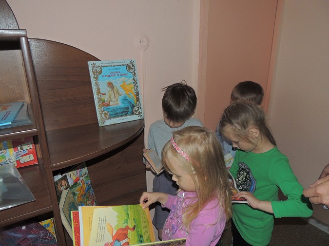 Дошкольники в Кинешме подбирали иллюстрации в сказкам Пушкина фото 5