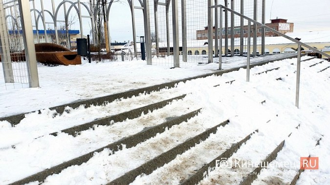 В Кинешме ступени к новому павильону-саду покрылись слоем льда и снега фото 6