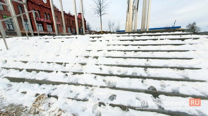 В Кинешме ступени к новому павильону-саду покрылись слоем льда и снега фото 5