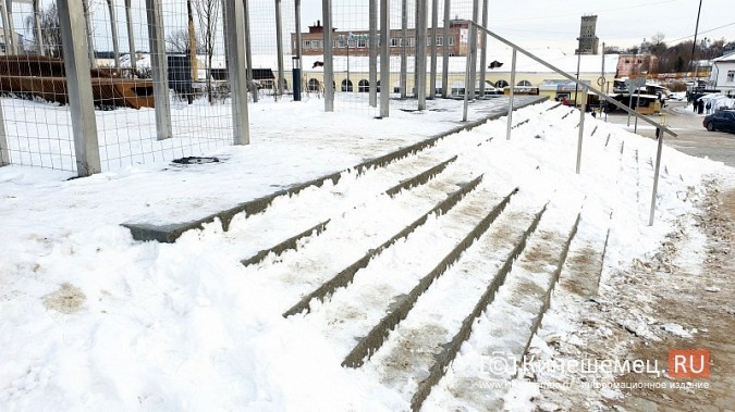 В Кинешме ступени к новому павильону-саду покрылись слоем льда и снега фото 3