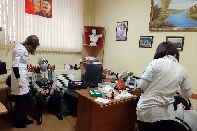 Коммунисты Кинешмы организовали в горкоме бесплатный прием офтальмолога фото 2