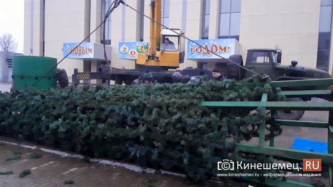 В Кинешме у театра монтируют искусственную елку - размаха прошлого года не будет фото 21