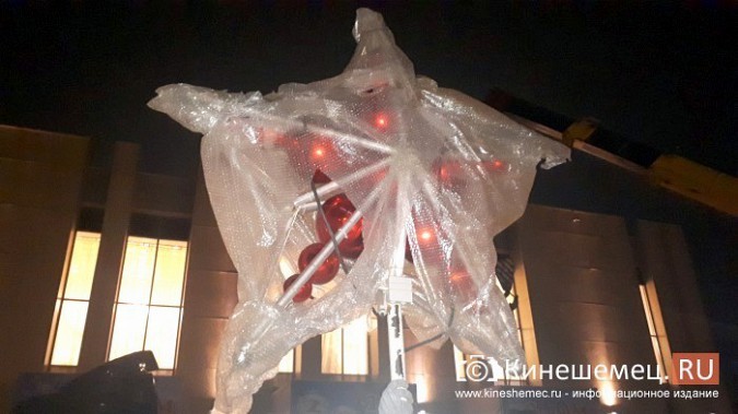 В Кинешме у театра монтируют искусственную елку - размаха прошлого года не будет фото 19