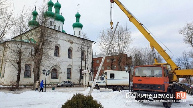В Кинешме коммунальщики забурили столб для освещения елки возле бюста А.Н.Островского фото 4