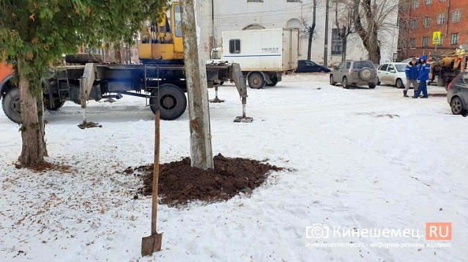 В Кинешме коммунальщики забурили столб для освещения елки возле бюста А.Н.Островского фото 5