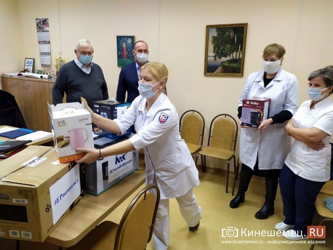 Единороссы подарили кинешемским медикам бытовую технику фото 6