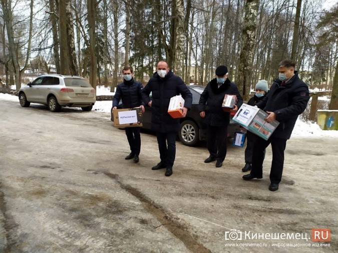 Единороссы подарили кинешемским медикам бытовую технику фото 2