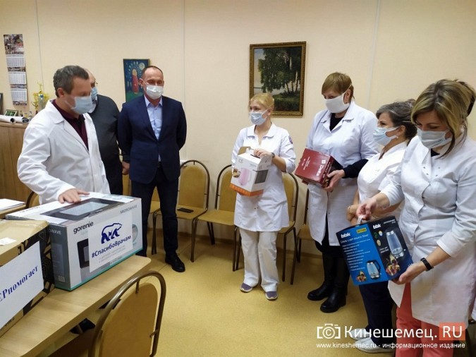 Единороссы подарили кинешемским медикам бытовую технику фото 7