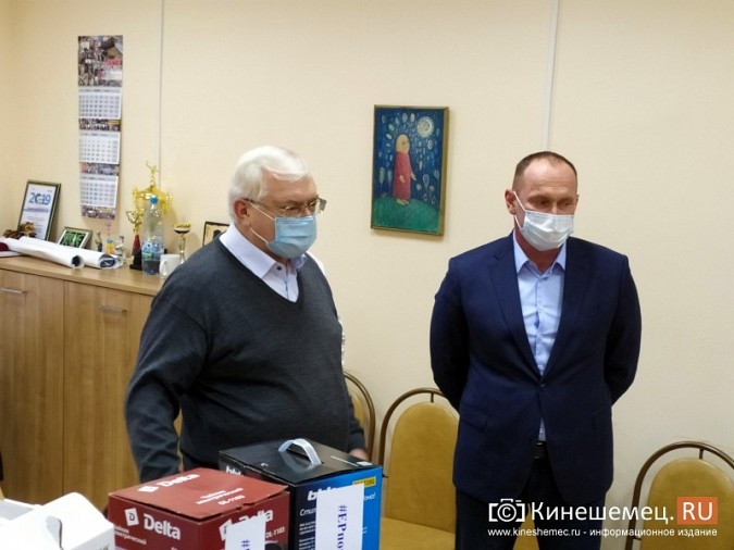 Единороссы подарили кинешемским медикам бытовую технику фото 4